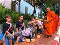 Naše deti ráno vstanú, zoberú si ryžu a dáme mníchom almužnu. Mnísi neďakujú, veď nám umožnili urobi