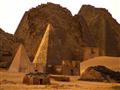 Mnoho pyramíd je zničených kvôli lovcom pokladov z polky 19. storočia. Medzi tých najznámejších patr