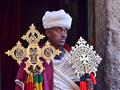 V Asheton Mariam nám miestny kňaz Birara Sefew vždy vynesie na svetlo ceremoniálne kríže a ďalšie re
