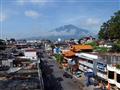 Bukittinggi je tretím najväčším mestom Sumatry, približne 9km západne od hlavného mesta ostrova, Pad