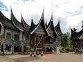 Prekrásne tradičné domy na Sumatre.
foto?: Jozef ZELIZŇÁK — BUBO
