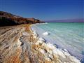 Vyzrážaná soľ je všade naokolo jazera. Je to druhé najslanšie jazero na svete s obsahom soli až 34,8