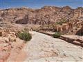 Kamennými cestičkami kráčame až do centra starovekého Petra. Ste prekvapení, že Petra nie je len Pok