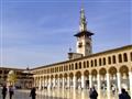 Príjemné nádvorie Umajjovskej mešity s milými ľuďmi. Ukážeme si jej minarety, ale aj posvätné miesto