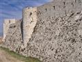 Mohutné múry tu prečkali stáročia a dodnes rozprávajú príbehy križiakov a Arabov snažiacich sa dosta