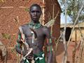 Tento mladík kmeňa Bena práve absolvoval skákanie cez býkov, rovnakú tradíciu ako majú Hamari. Na tr