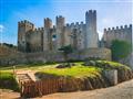 V meste Obidos sa nachádza aj takýto stredoveký hrad Castelo de Óbidos obkolesený a chránený starými