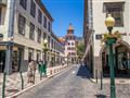 Jedna z bočných ulíc. Funchal je najkrajším mestom Makaronézie, príjemným mestom plným paliem, kveto