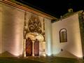 Dovnútra kostola Sv. Sebastiána vstupujete pekným vápencovým portálom v typickom portugalskom Manuel