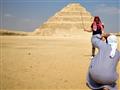 Prichádzame v čase kedy je pyramída najlepšie nasvietená a jej architekt Imhotep (prvý známy archite