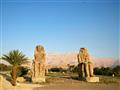 Pozemnú prehliadku Luxoru začíname na západnom brehu pri Memnonových kolosoch, kde každý váži 720 to