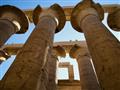 V stĺpovej sieni Karnaku stojí 134 stĺpov o výške 10-12 metrov. Sú široké štyri metre a sú celé pokr