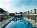 Aj JW má nádhernú terasu s bazénom, z ktorej sa budete kochať pri takomto západe slnka s drinkom v r