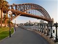 Oceľový most Harbour Bridge v Sydney spája východné pobrežie a centrum mesta so štvrťami na severe. 