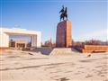 Manasov pamätník sa týči pred historickým múzeom na mieste, kde kedysi stála obrovská socha Lenina. 