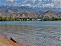 Kirgizské jazero Issyk Kul má prezývku stredoázijská Titicaca a obklopujú ho zasnežené hory Tian Šan