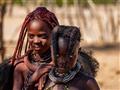 Himba alebo Owahimba. Ženy sa maľujú červenou hlinkou, chodia hore bez a dodnes sa ich vonkajšok a s