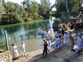 Na brehu rieky Jordán budeme sledovať zástupy pútnikov, ktorí si prišli obnoviť svoj krst v posvätne