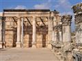 Zvyšky starovekej synagógy, ktorú poznal aj Kristus objavíme v ruinách známeho mestečka Kafarnaum. S