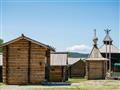 Vzácny drevený kostolík, drevené opevnenei aj bežné obytné prístrešky. foto: Martin Lipinský - BUBO