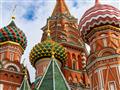 Farebné cibuľové vežičky chrámu Vasila Blaženého sú symbolom ruskej architektúry. foto: Martin LIPIN