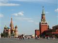 Červené námestie, miesto pompéznych vojenských prehliadok, na sebe nesie nielen múry a veže Kremľu, 