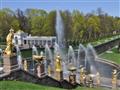 Fantastická fontána pred palácom Petrodvorca je neustále v pohybe a voda dotvára so zlatými sochami 