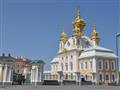 Súčasťou Petrodvorca je aj nádherný chrám so zlatými kupolami