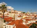 Lisabon je neuveriteľne fotogenické mesto. Červené strechy, biele fasády budov, bohaté muškáty v okn