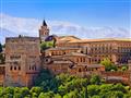 Andalúzska Granada stojí na kopci a jej panorámu dotvára slávna Červená pevnosť
