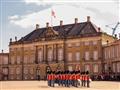 Kráľovské stráže pred palácom Amalienborg.
foto: archív BUBO