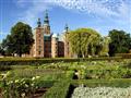 Renesančný zámoček Rosenborg v kráľovských záhradách, ktoré sú v skutočnosti mestským parkom pre kod