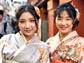 V tokiu uvidíme desiatky mladých dievčat aj chlapcov v tradičných kimonách. Prinesiete si nejaké dom