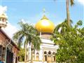 Mešita Masjid Sultan so svojimi mohutnými zlatými kupolami a obrovskou modlitebnou sieňou v historic