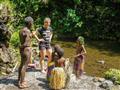 Okúpete sa v príjemnej vode vodopádu, ku ktorému nás privedú obyvatelia domorodého kmeňa? foto: Moni