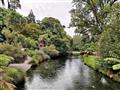 Je tu množstvo parkov, cez centrum tečie riečka Avon s príjemnou promenádou a spomínaná botanická zá