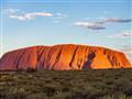 Uluru alebo Ayers Rock je inselberg, nesprávne označovaný ako monolit, päť kilometrov dlhý a viac ne