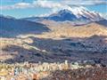 A zrazu – pred nami La Paz. Mesto v údolí, v pozadí zasnežené 6 tisícové štíty. Nestačíme sa vynadív