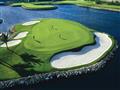 9 jamkové golfové ihrisko je priamo súčasťou areálu hotela The Ritz Carlton Grand Cayman