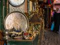 Trhy plné vecičiek, šperkov, krabičiek, lampičiek, ktoré sú posiate magickým ornamentom marockých re