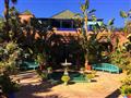 Záhrada Majorelle je dokonalá kompozícia fontán, nadrozmerných kaktusov a fikusov, cez ktoré sa prev