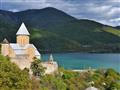 Fotogenické miesto zvané Ananuri leží priamo nad jazerom na starej Vojenskej ceste medzi Tbilisi a V