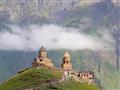 Kláštor Tsminda Sameba ukrytý v kaukazských horách patrí medzi najfotogenickejšie a najznámejšie klá