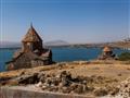 Sevanské jazero je najväčším jazerom Kaukazu a aj na jeho brehu nájdeme najkrajšie kláštory v okolí.