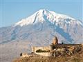 Kláštor Khor Virap je najznámejším miestom Arménska vďaka dokonalej polohe a výhľadu na zasnežený vr