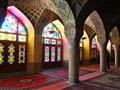 Najznámejšou mešitou Iránu je širázska svätyňa Nasir-o-Molk, kde sa každé ráno predstaví hra svetla 