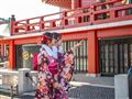 Moderné Japonky v tradičnom kimone pri chráme. Selfie tyčka nesmie chýbať. foto: Zuzana Hábeková - B