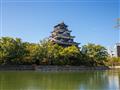 Pozriete si aj Hirošimský hrad? Typická japonská hradná architektúra. Vyskúšame si samurajské obleky