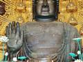 V najväčšom drevenom chráme na svete Todaiji prelezieme cez nosnú dierku Budhu, aby sme v budúcom ži