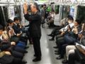 V tokijskom metre, kde sa telefón prepína na tichý režim, číta manga a spí. Už jediná jazda je zážit